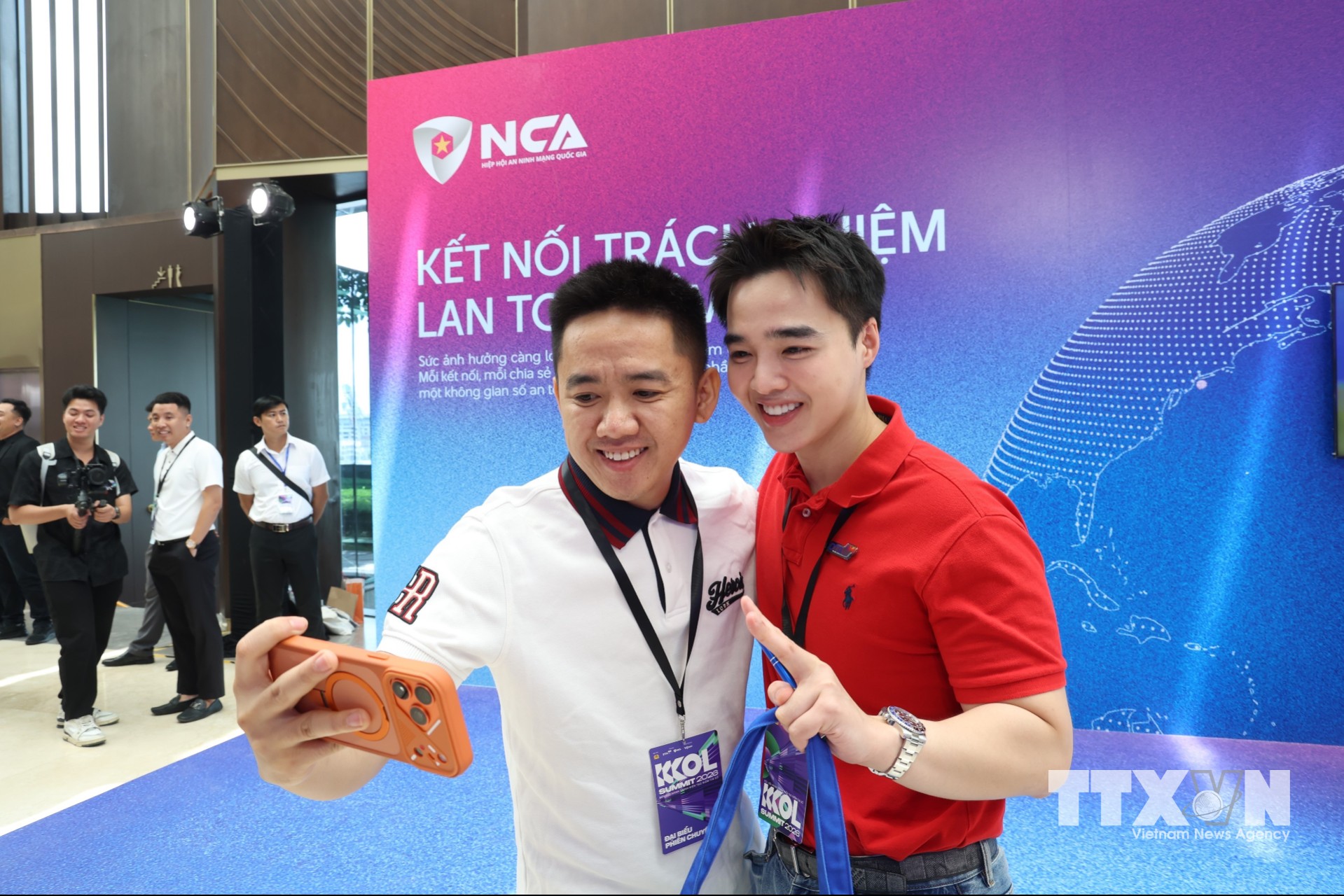 Tiktoker Tun Phạm chụp ảnh cùng khách tham quan tham dự Hội nghị KOL toàn quốc lần thứ II. (Ảnh: Hồng Đạt/TTXVN)